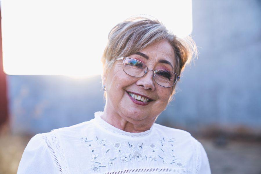 Mujer adulta usando lentes