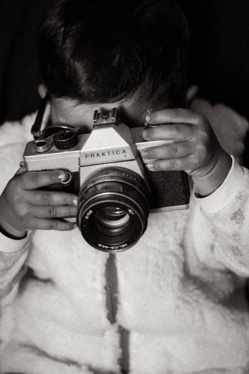 Darmowe zdjęcie z galerii z aparat, chłopak, czarno-biały