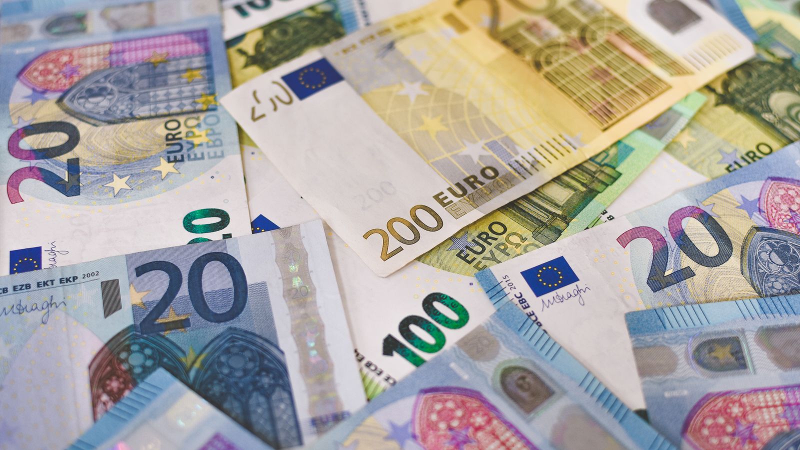 La deuda pública marca un récord de 1,763 billones y baja al 101,5% del PIB