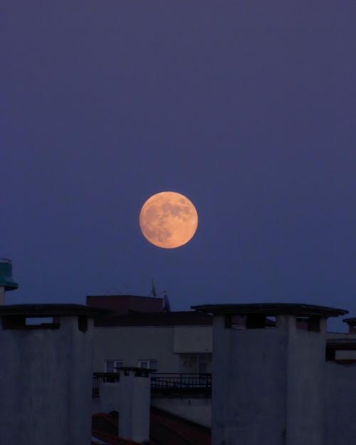 Foto d'estoc gratuïta de cel nocturn, edificis, fotografia de lluna