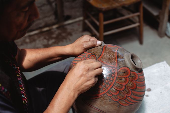 Objet en argile peint tenu à la main, finition colorée