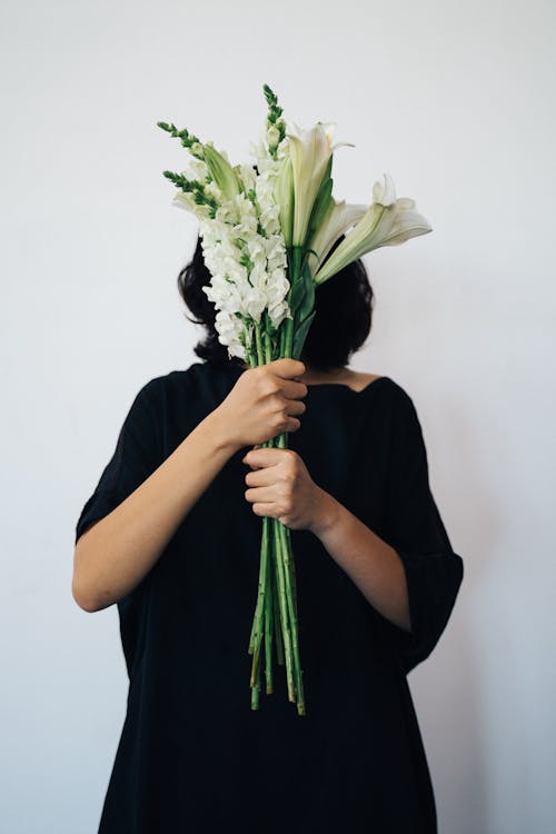 Gratis stockfoto met Aziatische vrouw, bedekkend gezicht, bloemen