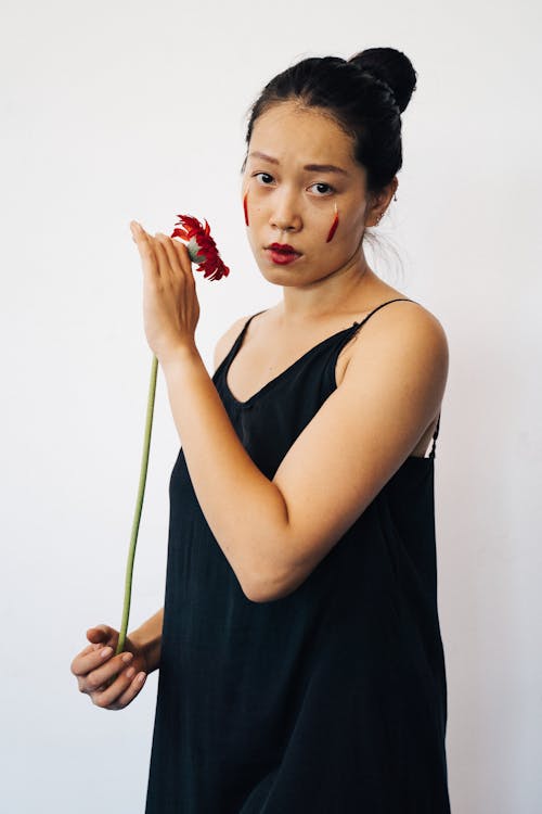 Asyalı kadın, Beyaz arka plan, dikey atış içeren Ücretsiz stok fotoğraf