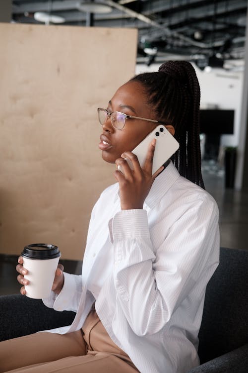 afrikalı-amerikalı kadın, akıllı rahat, akıllı telefon içeren Ücretsiz stok fotoğraf