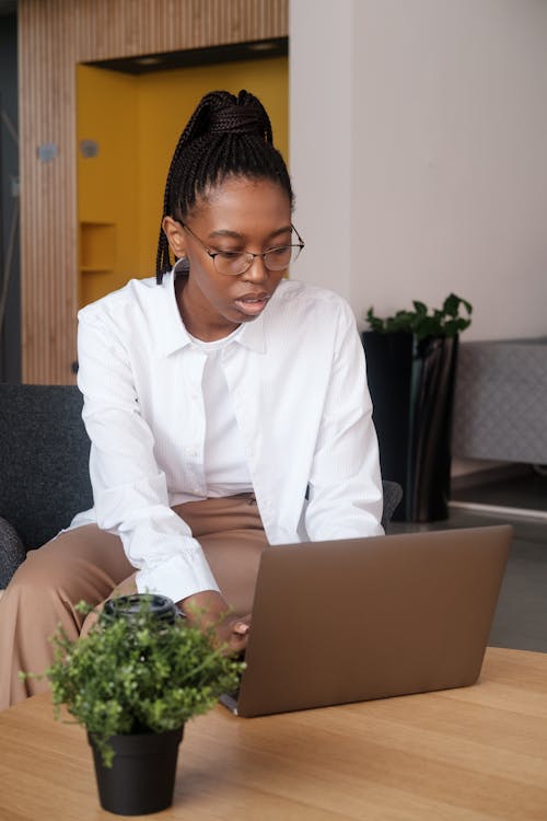 Gratis lagerfoto af afroamerikansk kvinde, arbejde, arbejdsområde