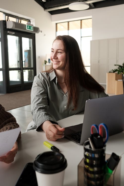 Gratis stockfoto met computer, glimlachen, kantoor