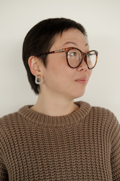 Kostnadsfri bild av asiatisk kvinna, brun tröja, glasögon