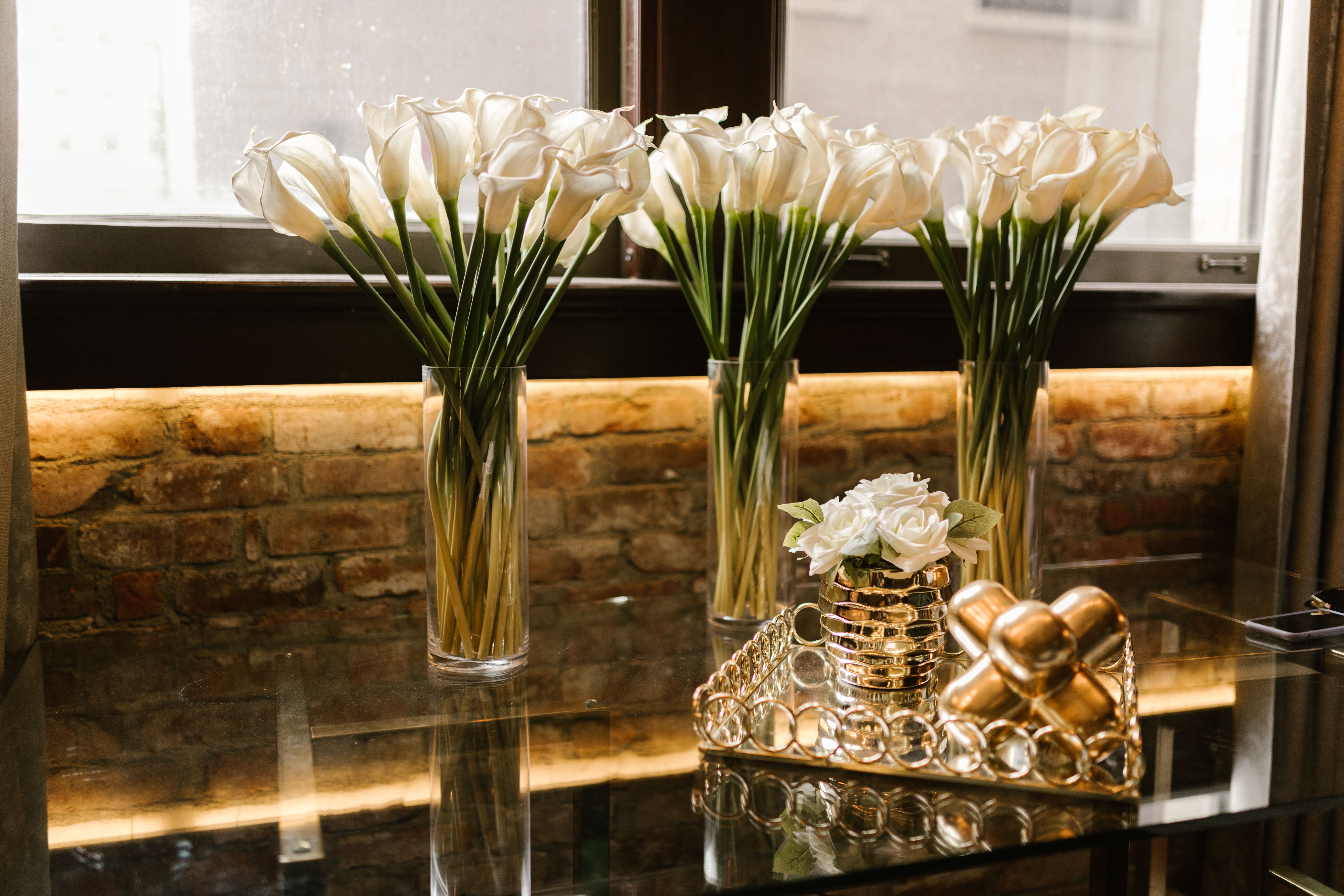 Gouden accessoires accentueren moderne woonkamerinrichting.