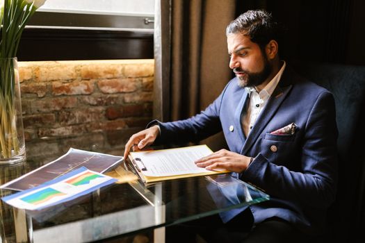 Zakenman werkt aan financiële analyses op kantoor
