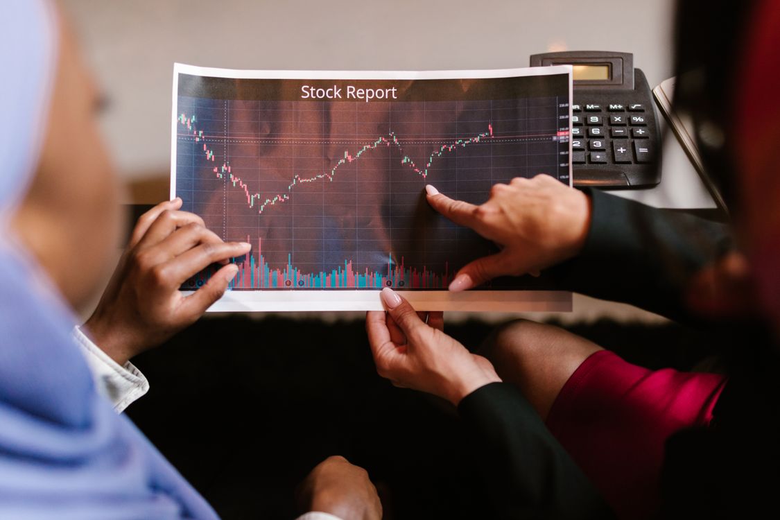 Financial Advisor Edinburgh: How to Choose the Right Adviser for Your Goals 4 Professionals discussing investment reports