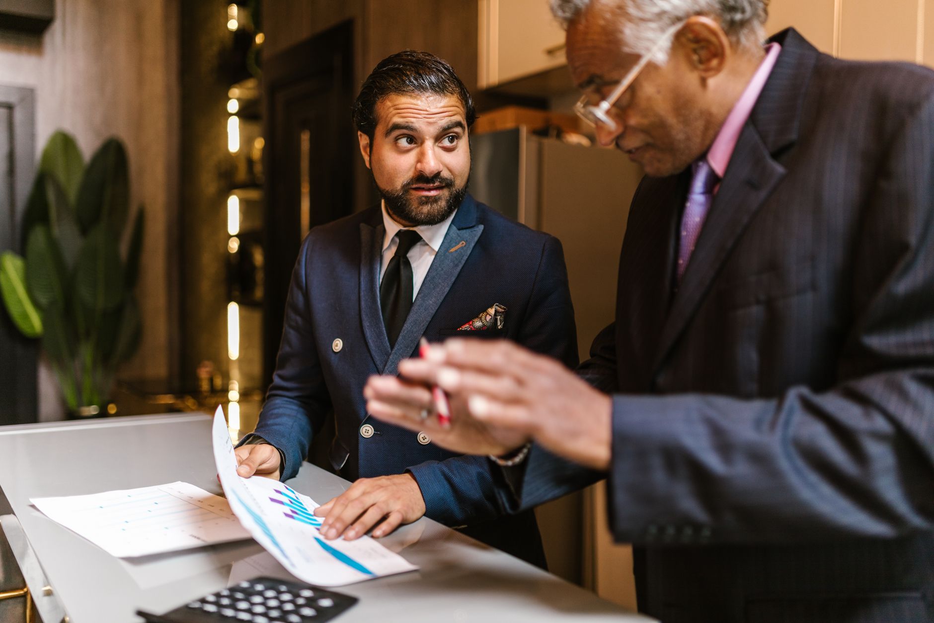 Empresario revisando presupuesto y retorno de inversión en marketing online
