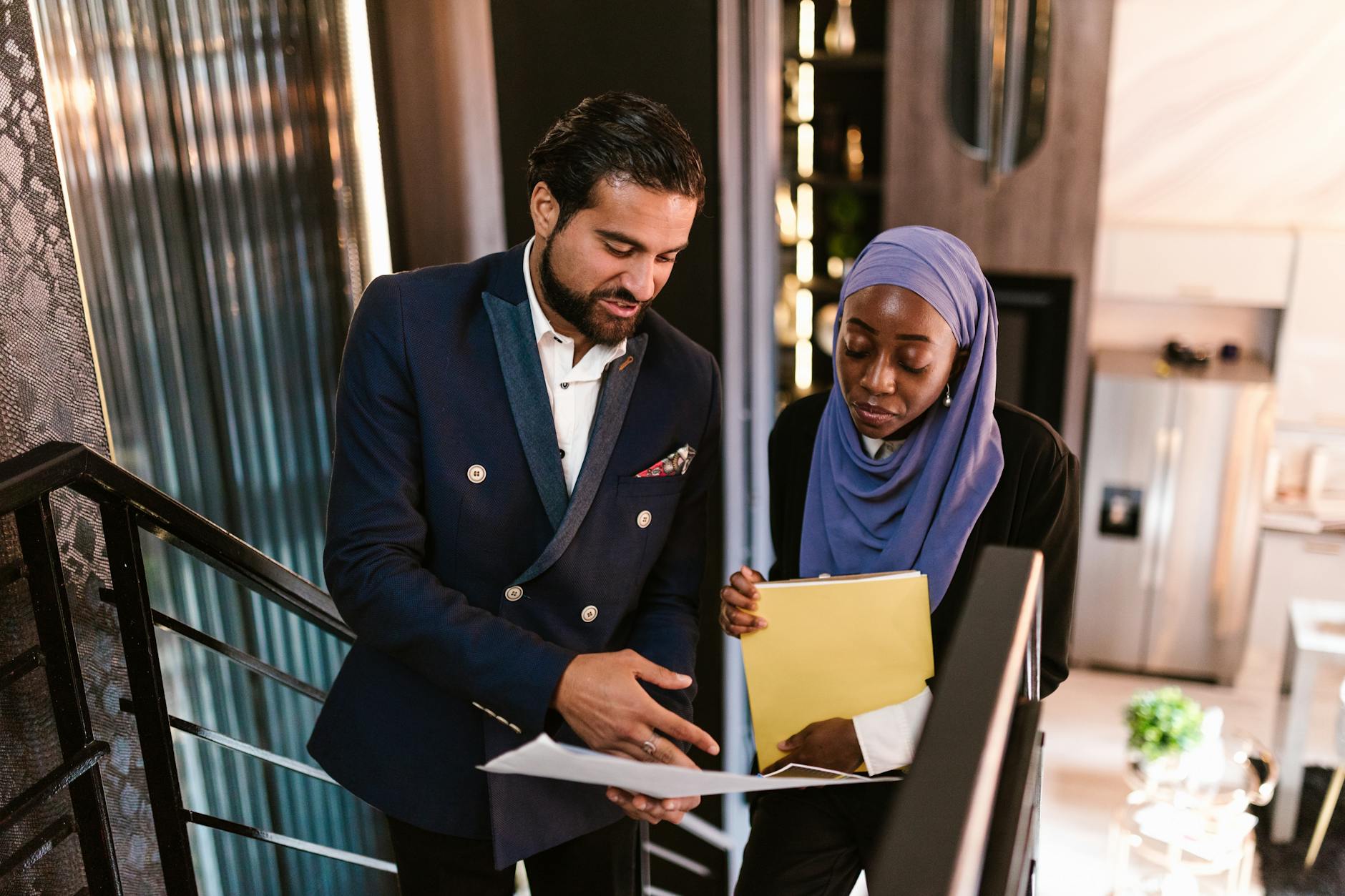 Hollanda'da popüler mesleklerde çalışan, modern bir ofis ortamında kariyer hedeflerine odaklanmış profesyonel iş insanları.