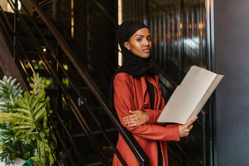 Foto d'estoc gratuïta de dempeus, dona, dona de raça negra