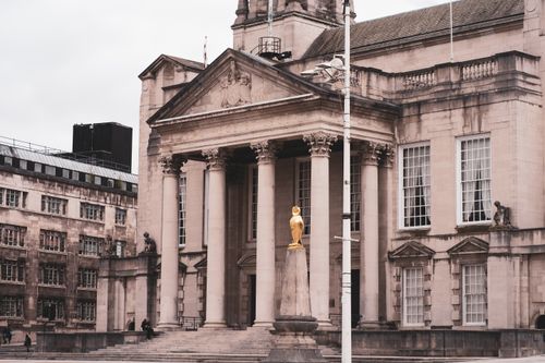 Free Discover the majestic Leeds Civic Hall, featuring its renowned golden owl statue, symbolizing the city's heritage. Stock Photo