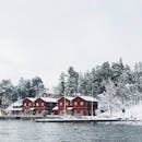 冬季菲雅德霍尔玛纳水边的红房子风景