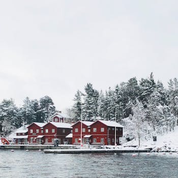 冬季，瑞典菲雅德霍尔玛纳水边的红房子风景