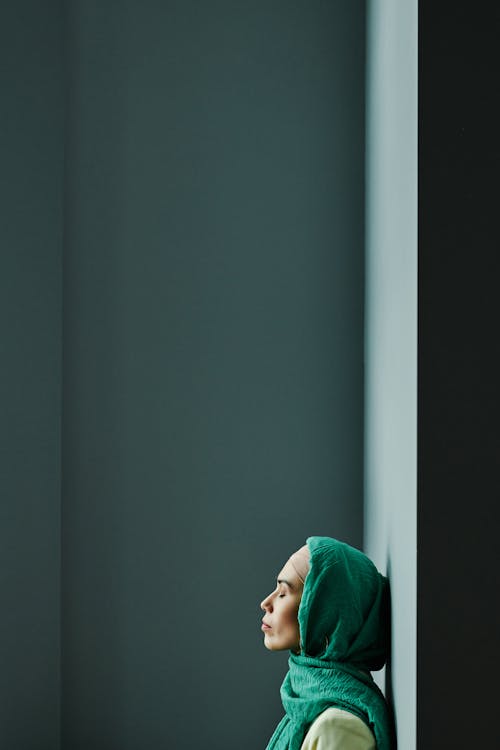 Foto stok gratis condong, dinding, jilbab
