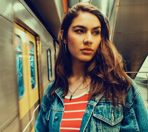 Photo D'une Femme Portant Une Veste En Jean Bleue