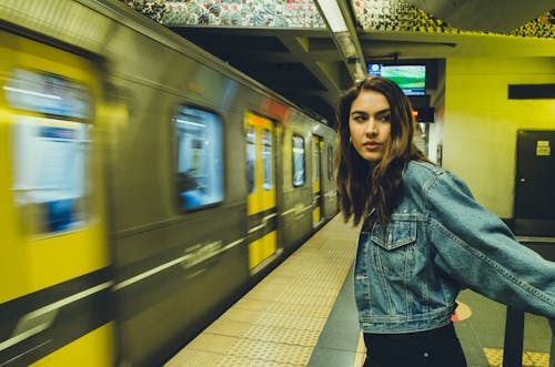 Foto profissional grátis de estação de metrô, estilo, garota