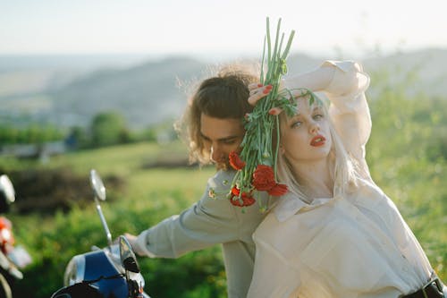 Kostenloses Stock Foto zu blumen, festhalten, frau