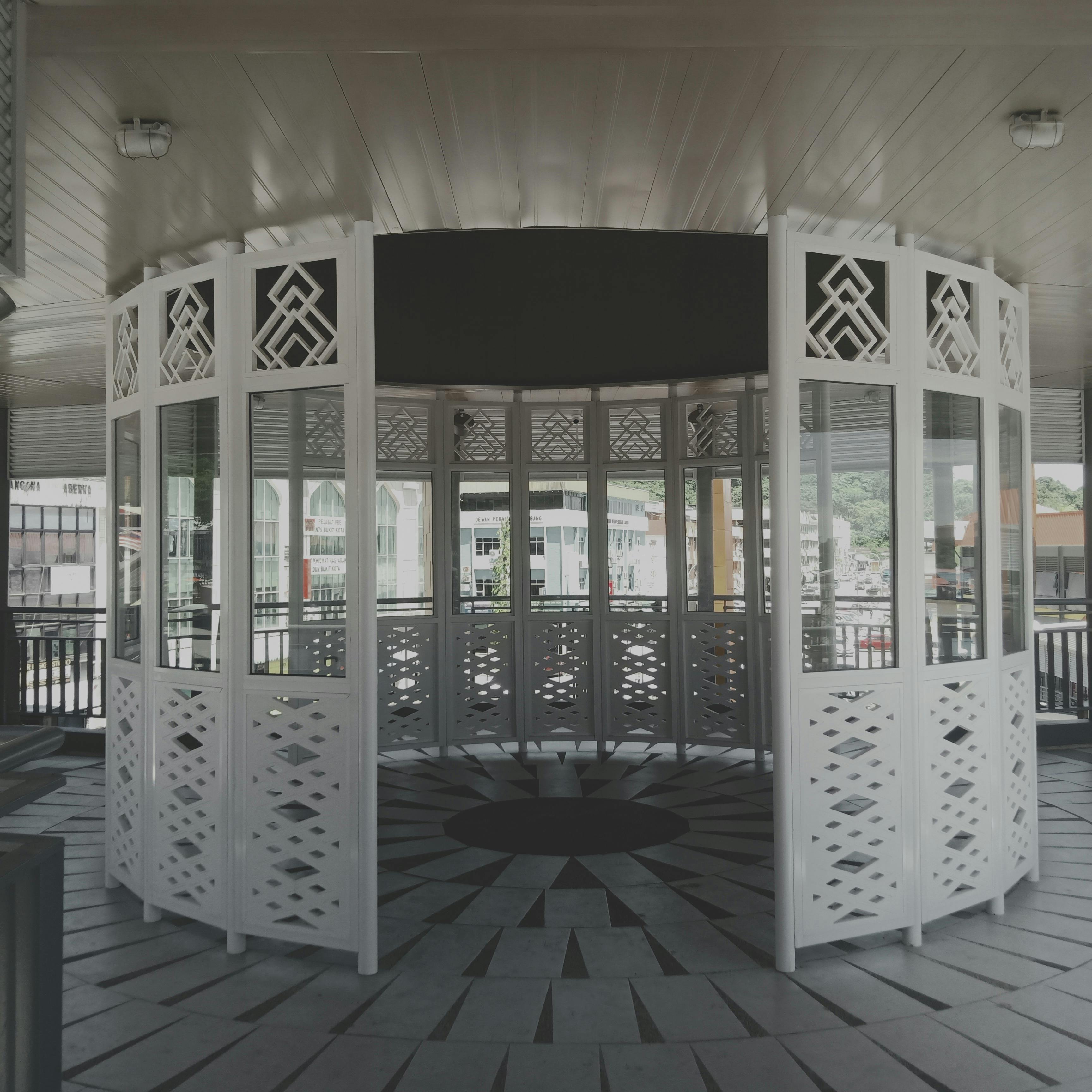 Seorang wanita hamil mengenakan gamis yang nyaman