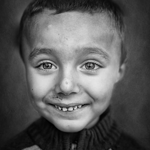 Безкоштовне стокове фото на тему «відтінки сірого, портрет, посмішка»