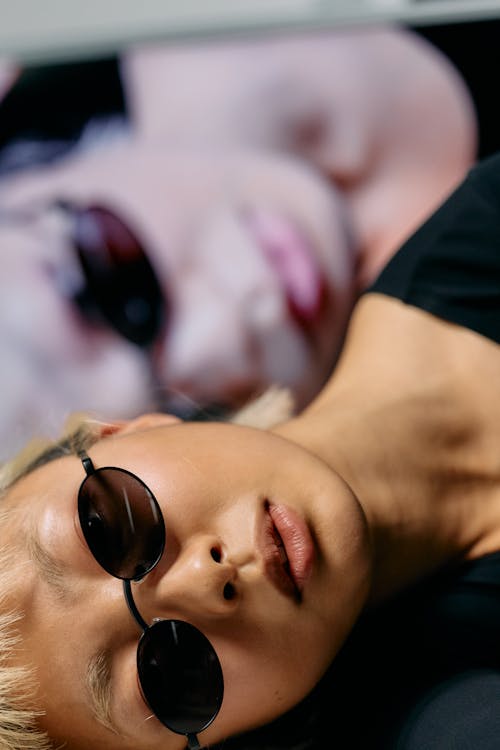 Free Close Up Photo of Woman Wearing Black Sunglasses Stock Photo