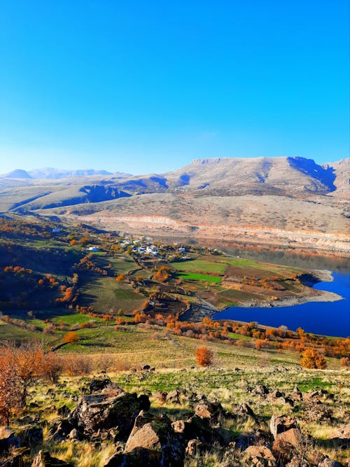 dağlar, dikey atış, doğa içeren Ücretsiz stok fotoğraf