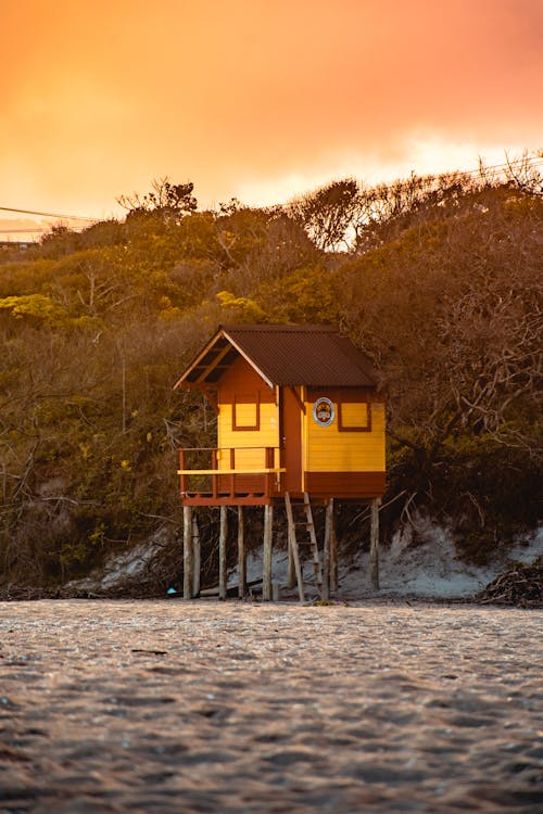 Бесплатное стоковое фото с берег моря, вертикальный выстрел, домик