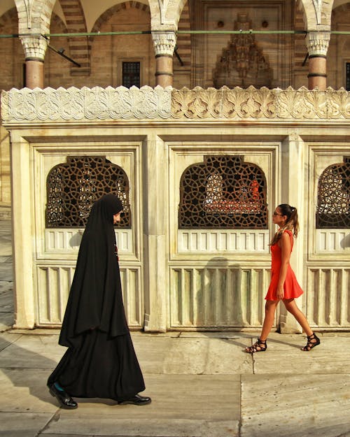 Foto profissional grátis de andando, calçada, hijab