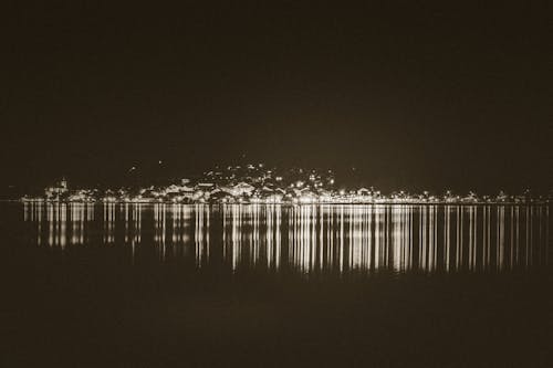 Foto d'estoc gratuïta de blanc i negre, exposició prolongada, llac