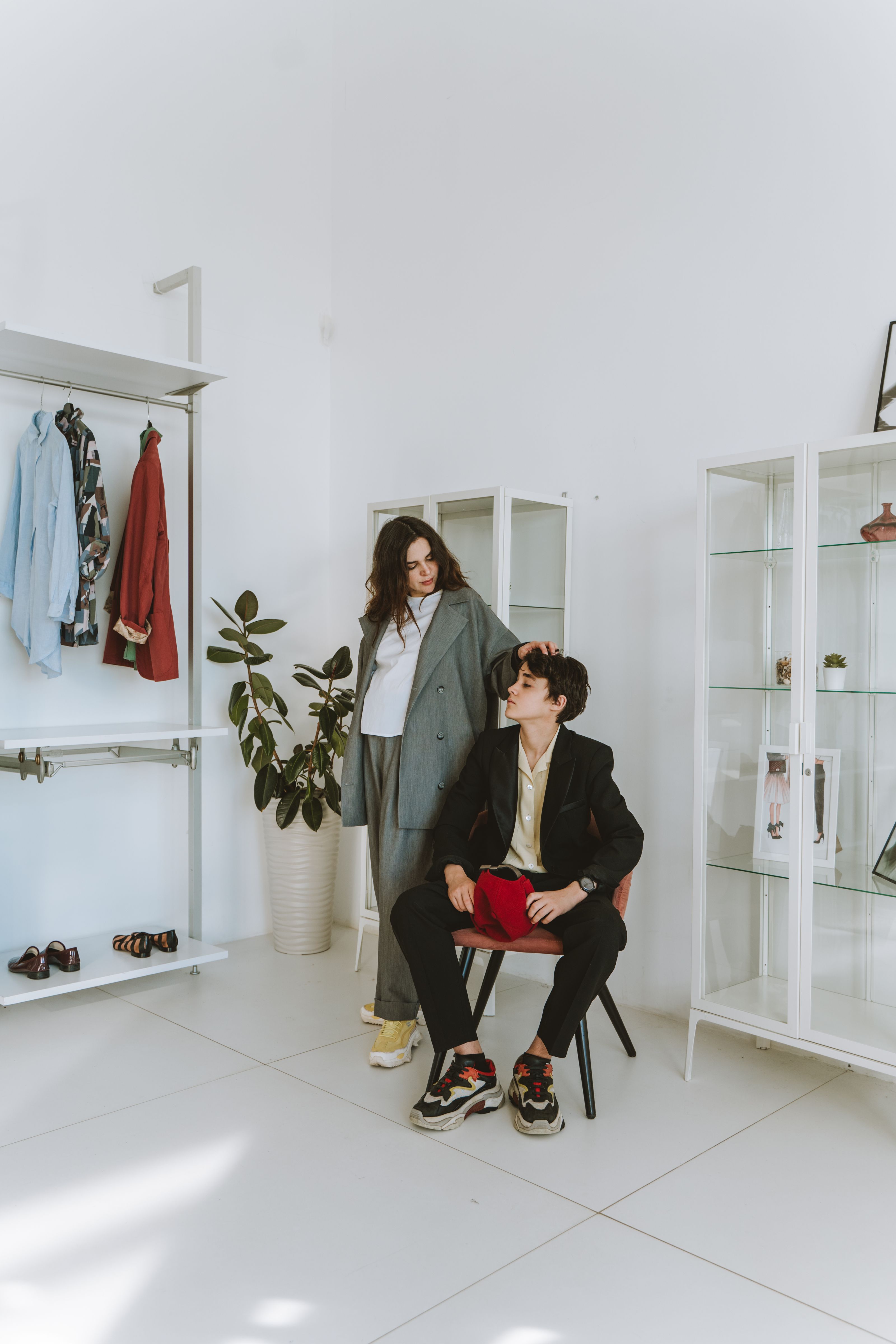 Dois modelos jovens e estilosos em um estúdio de moda moderno.
