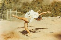 在阳光明媚的沙地景观中，优美的舞蹈被捕捉