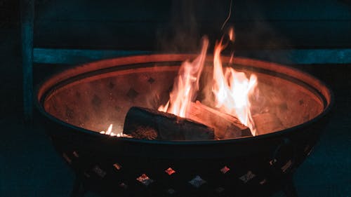 alevli, ateş çukuru, ateşte pişirmek içeren Ücretsiz stok fotoğraf