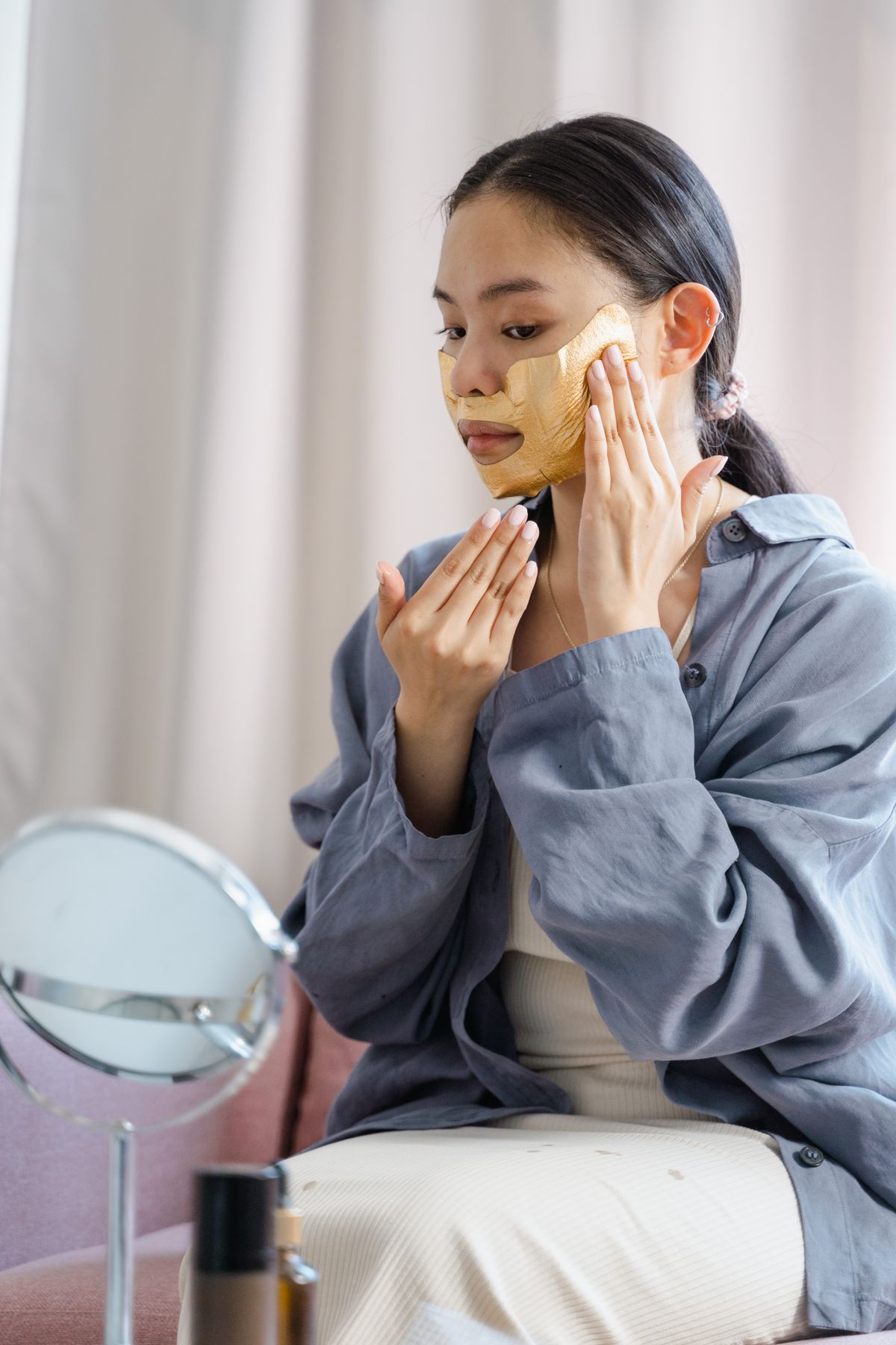 Mujer aplicando una mascarilla facial