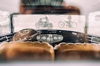 经典的复古汽车内饰，重点突出仪表板，以及模糊的摩托车外观