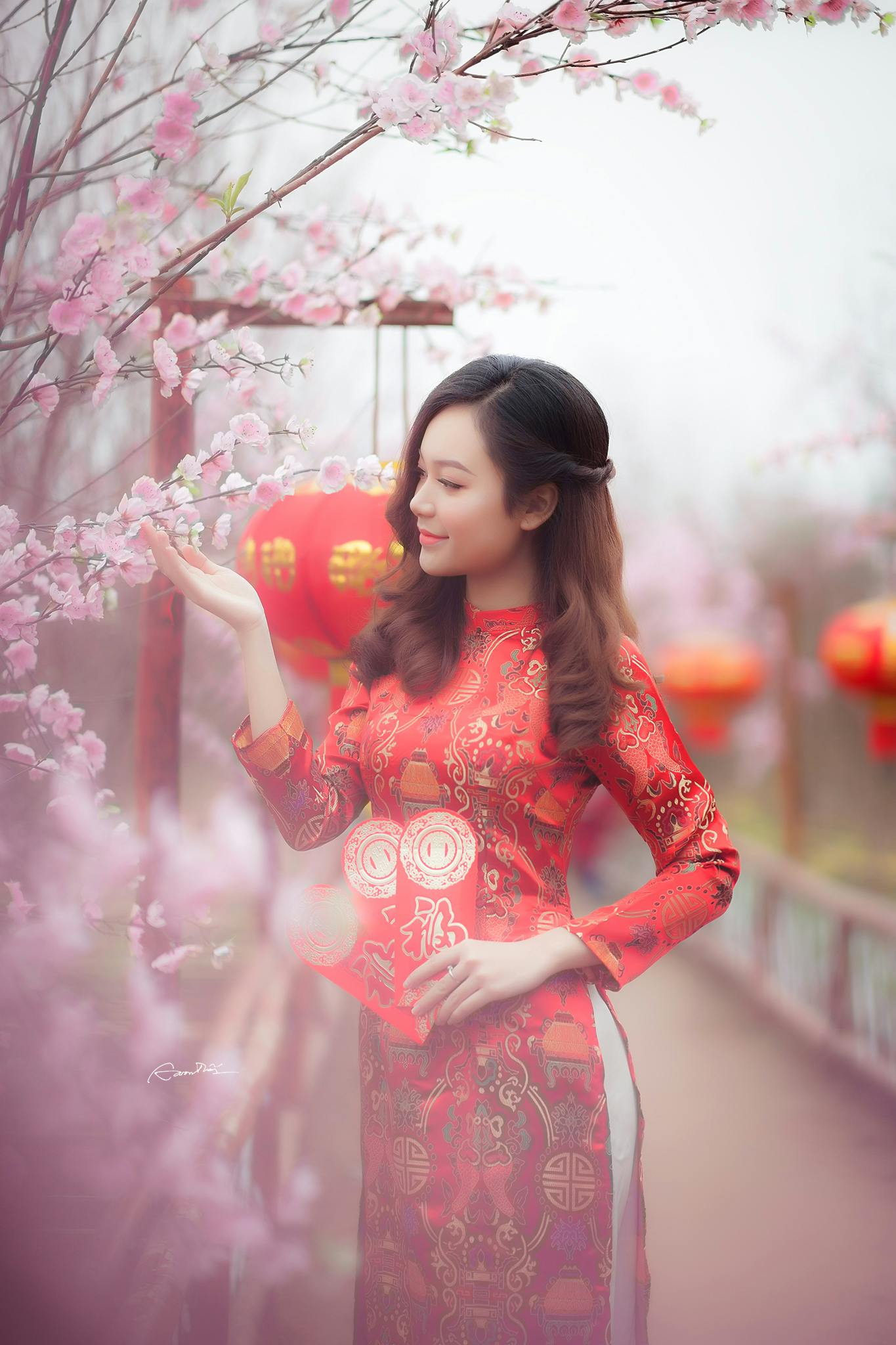 Beautiful Chinese girl hand sunshine 1125x2436 iPhone 11 ProXSX  wallpaper background picture image