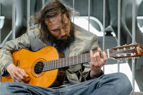 adam, akustik gitar, çalmak içeren Ücretsiz stok fotoğraf