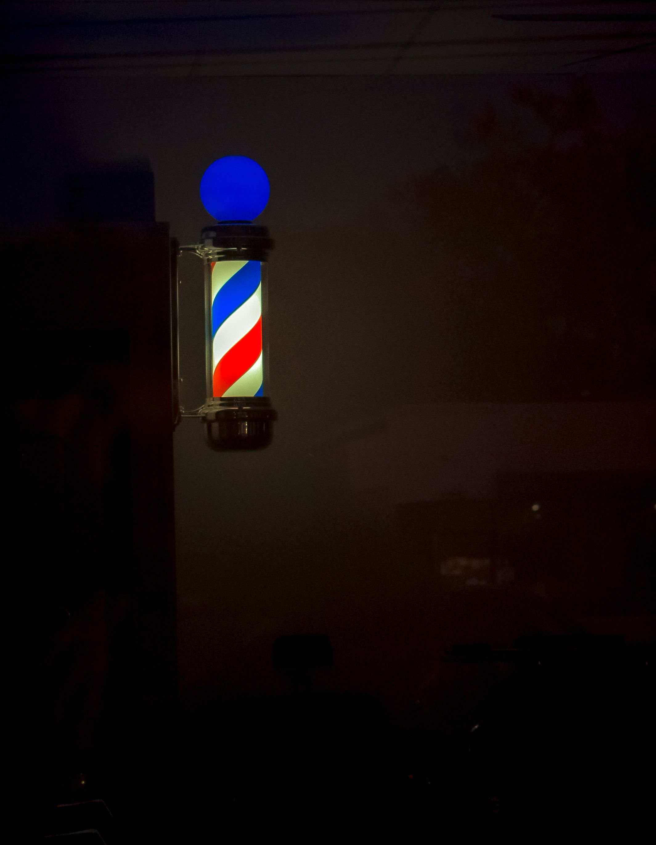 Herramientas de barbero organizadas en un banco de trabajo