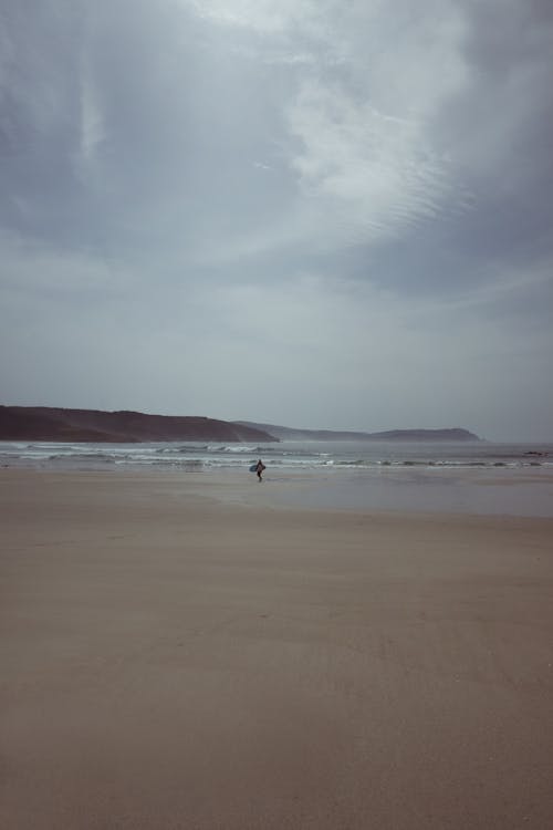 dalgalar, deniz kıyısı, dikey atış içeren Ücretsiz stok fotoğraf