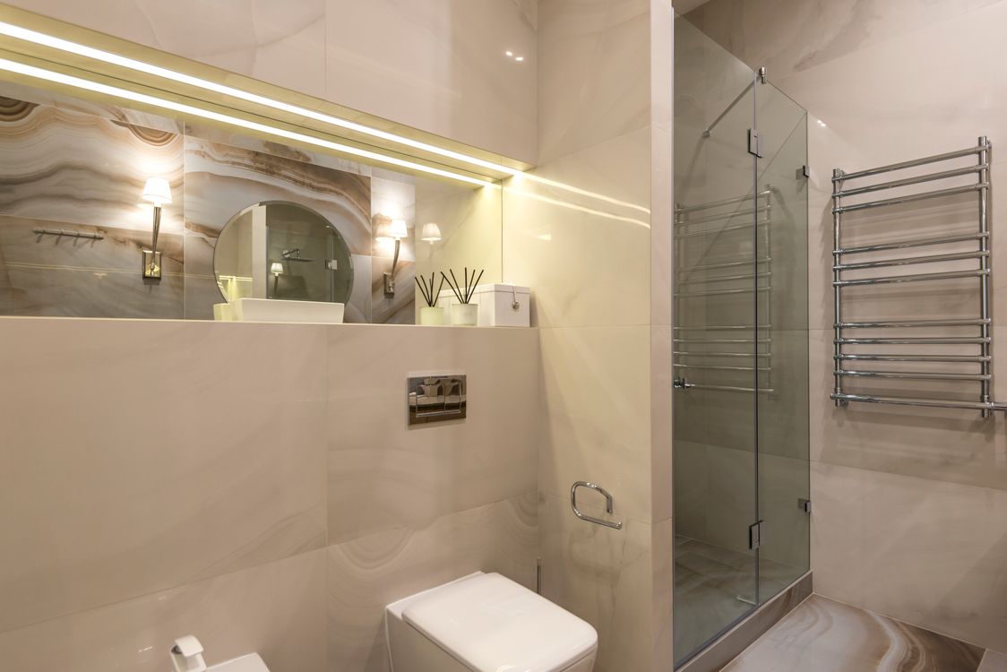 Marble-look bathroom tile and glass shower — stock photo