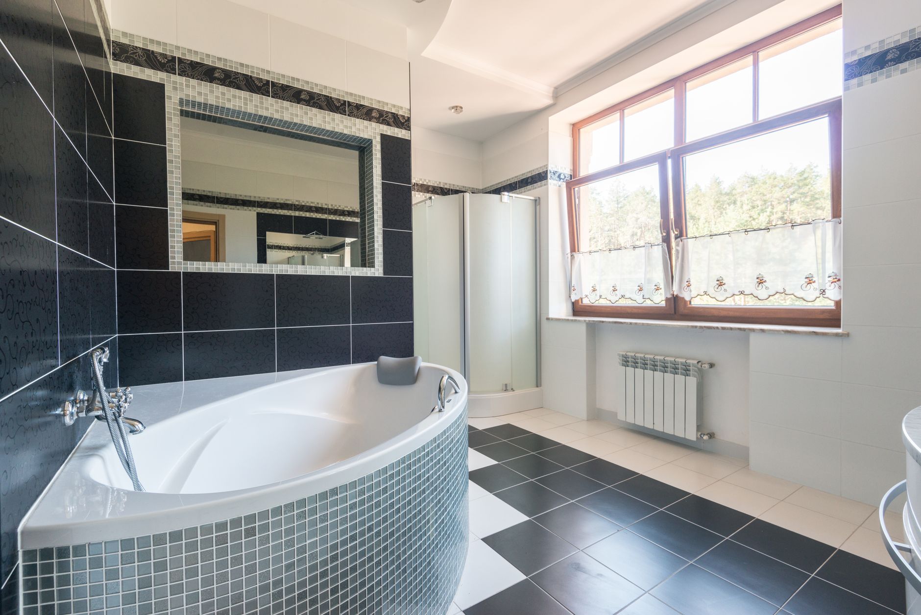Banyo tadilatı sırasında uygulanan yerden ısıtma sistemi boruları ve modern banyo dekorasyonu.