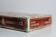 特写镜头中展示了一个印有“美国制造”字样的老式扑克牌盒