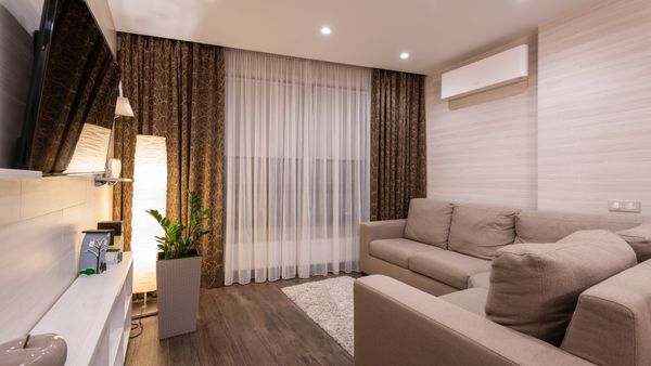 Climatisation murale dans un salon, consommation maîtrisée