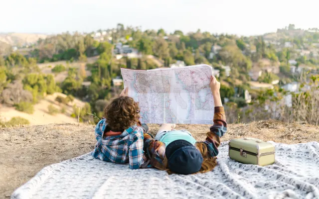 Des voyageurs préparent un itinéraire avec une carte