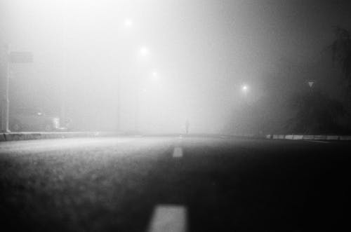 Foto d'estoc gratuïta de blanc i negre, carretera asfaltada, escala de grisos