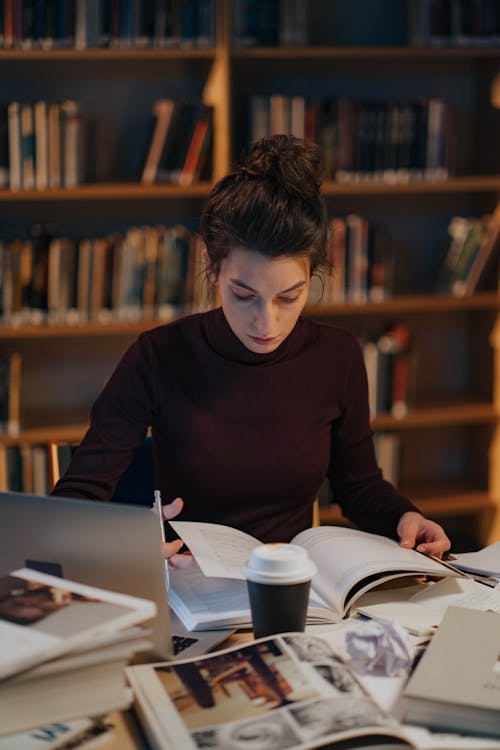 Foto d'estoc gratuïta de assegut, biblioteca, dona