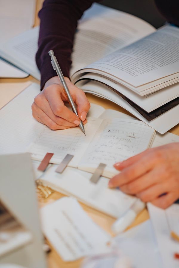 Pessoa estudando com caderno de anotações