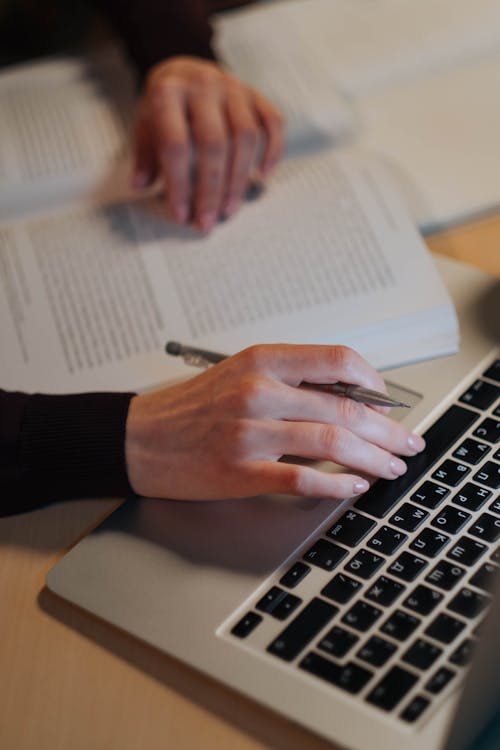 Fotos de stock gratuitas de adentro, escribiendo, escribiendo a mano