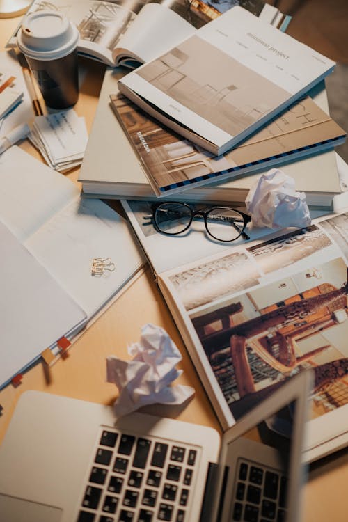 Gratis stockfoto met boeken, bril, bureau